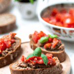 Křupavý kachní confit s pochoutkovou omáčkou