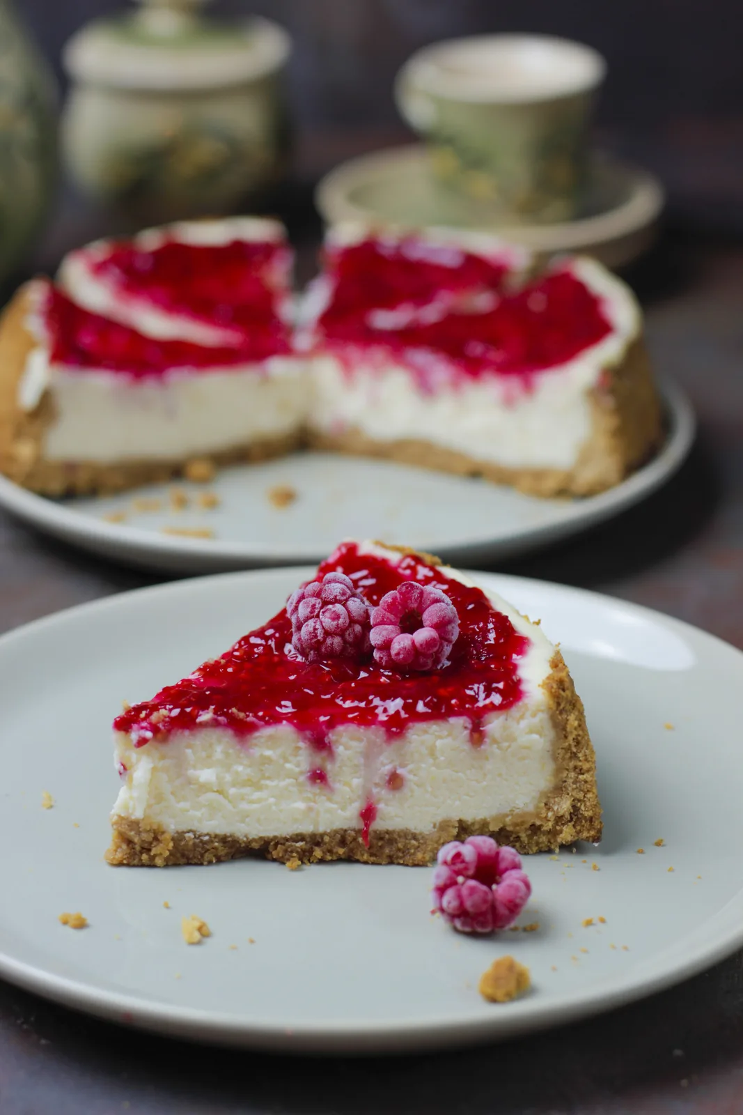 Cheesecake bez pečení s jahodovou polevou na talíři