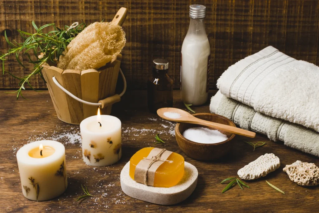 Wellness večer doma se svíčkami, ručníky a masážním olejem
